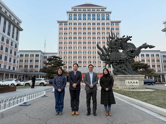 A group of people standing in front of a statueAI-generated content may be incorrect.